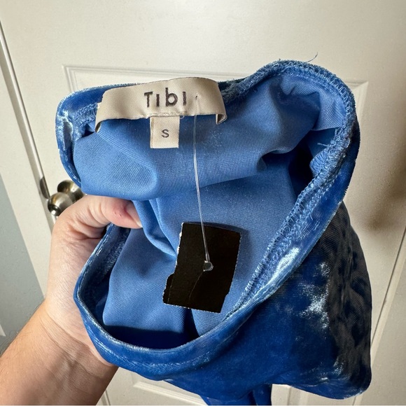 Tibi Baby Blue Crushed Velvet Stretch T-Shirt - Picture 4 of 9